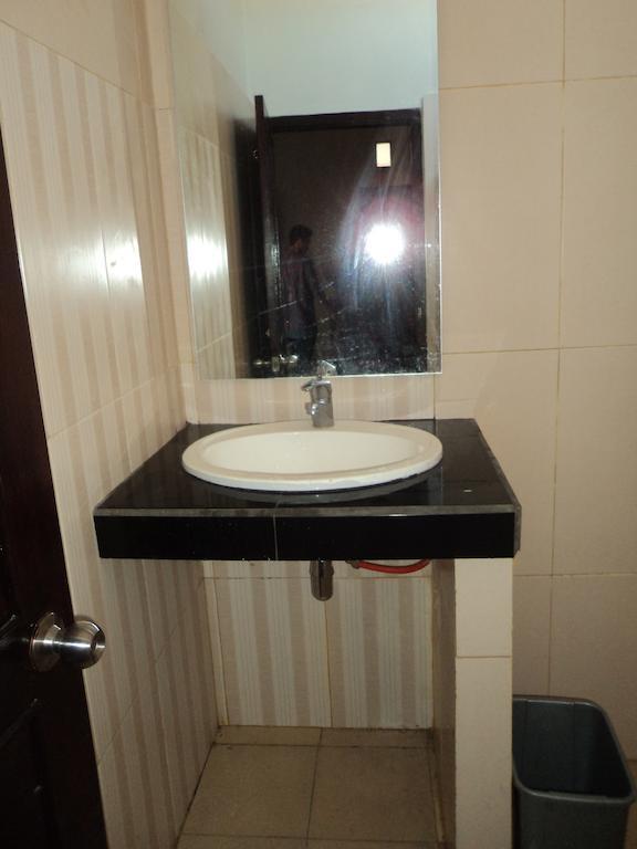 Hotel Sentral Pabean Buleleng Kamer foto